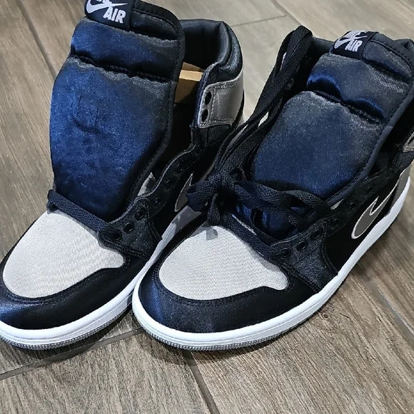 Nike Air Jordan 1 Retro High OG in Black SILVER And White 'Satin Shadow' - Picture 3 of 8